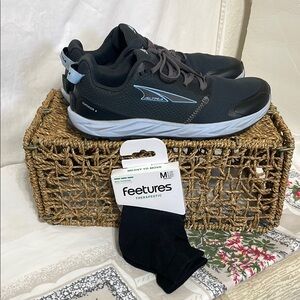ALTRA Superior 6 Black and Gray Athletic Shoes with Socks Sz 9